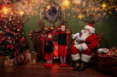 Noel Baba Desteği. Noel Baba 'nın küçük elfleri Noel için onunla birlikte evde hazırlanıyorlar. Mutlu Noeller ve mutlu yıllar.!