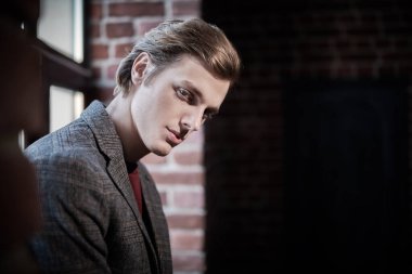 Çatı katında takım elbiseli yakışıklı bir gencin portresi. İş konsepti. 