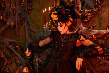 Güzel ve tehlikeli Calavera Catrina eski bir kalede poz veriyor. Kafatası şekeri kız. Ölüler Günü. Dia de los muertos. Cadılar Bayramı.