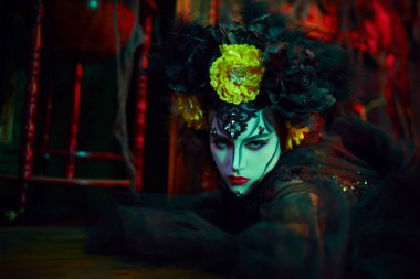 Büyüleyici ve tehlikeli Calavera Catrina eski bir kalede. Kafatası şekeri kız makyajı ve kostüm. Ölüler Günü. Dia de los muertos. Cadılar Bayramı.