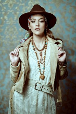 Modern bohem tarzı. Zarif doğal makyajı, boncukları ve boho tarzı kıyafetleri olan güzel bir genç kadının portresi.. 