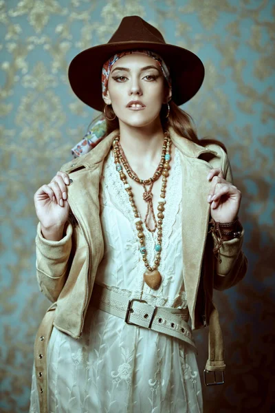 Modern bohem tarzı. Zarif doğal makyajı, boncukları ve boho tarzı kıyafetleri olan güzel bir genç kadının portresi.. 