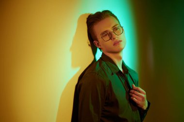 Mutsuz yakışıklı genç adam koyu yeşil ışıkta yüzünü duvara çevirdi. Duygular ve duygular. 