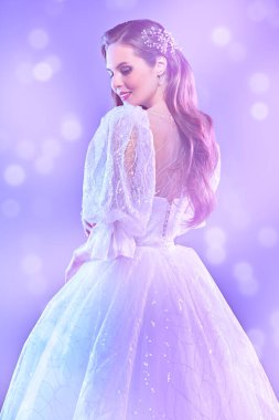 Lükslü, beyaz bir gelinlik içinde leylak renginde poz veren çekici gelin kadın. Düğün ve tatil tarzı. Akşam makyajı ve saç stili.