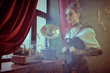 Hayal dünyası. Güzel steampunk kadın bilim kadını mucit Viktorya dönemi iç mimarisi ile laboratuarında çalışıyor.. 