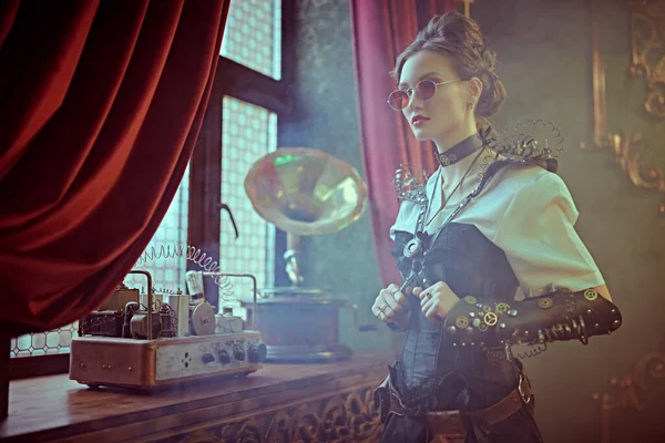 Hayal dünyası. Güzel steampunk kadın bilim kadını mucit Viktorya dönemi iç mimarisi ile laboratuarında çalışıyor.. 