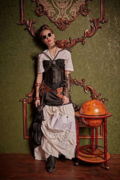 Victoria döneminden kalma iç mimarisi olan bir odada duran güzel bir steampunk bayanın tam boy portresi. Steampunk dünyası. 