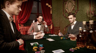 Yakışıklı zengin adamlar kumarhanede vakit geçiriyorlar. Lüks yaşam tarzı.