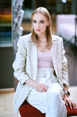 Modern bir ofiste çalışan kendine güvenen bir iş kadını. İş konsepti. 