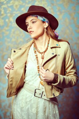 Modern bohem tarzı. Zarif doğal makyajı, boncukları ve boho tarzı kıyafetleri olan güzel bir genç kadının portresi.. 