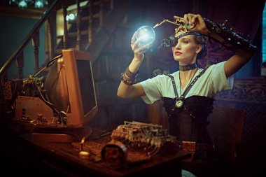 Steampunk dünyası. Güzel steampunk kadın bilim kadını mucit Viktorya dönemi iç mimarisi ile laboratuarında çalışıyor.. 