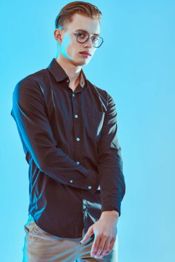 Erkek aksesuarları, optikler. Zarif gözlüklü yakışıklı bir gencin portresi. İş biçimi.