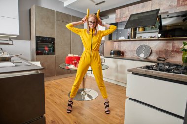 Güzel kız evde muzla poz veriyor. Mutfağındaki süper kadın. Modern iç mekan, mutfak için mobilya. Evde yemek pişir. Sağlıklı beslenme.