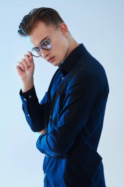 İş adamı portresi. Erkek aksesuarları, optikler. Zarif gözlüklü yakışıklı bir gencin portresi.. 