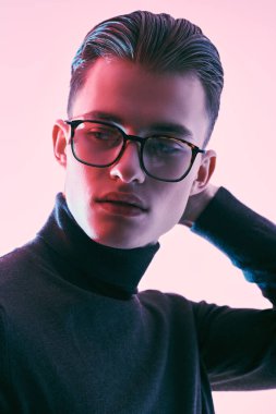 Klasik gözlük takan yakışıklı bir adamın portresi. Erkek güzelliği, moda. Optik, gözlük tarzı. 