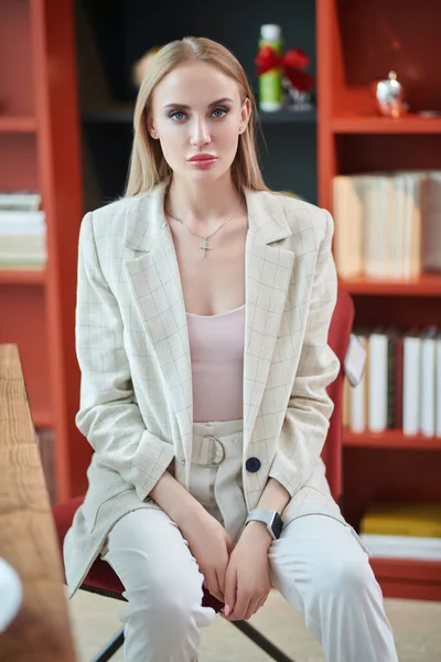 Modern bir ofiste çalışan kendine güvenen bir iş kadını. İş konsepti. 