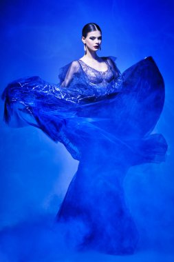 Lüks bir gece elbisesiyle dans eden güzel bir bayan balerin. Moda ve güzellik konsepti. Bale gösterisi. Tam boy stüdyo resmi.