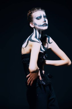 Ölüler Günü ve Cadılar Bayramı. Siyah arka planda kabak kafatası makyajı olan zarif bir kadın.. 