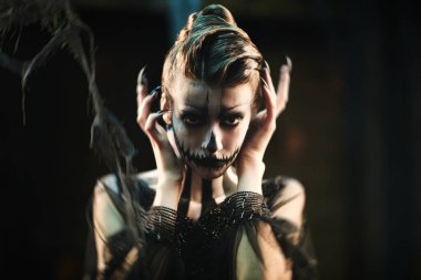 Cadılar Bayramı ve Ölüler Günü. Gizemli bir geçmişi olan balkabağı iskeleti makyajlı güzel bir genç kadının portresi. Balkabağı kraliçesi. 