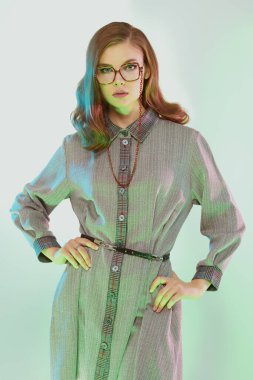 Klasik resmi kıyafetli ve kameraya bakan zarif gözlüklü güzel bir genç kadının portresi. Gözlük modası. İş biçimi.