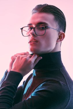 Gözlük stili. Klasik gözlüklü, kameraya bakan yakışıklı bir adamın portresi. Erkek aksesuarları, optikler. İş biçimi. 