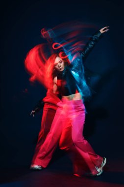 Çağdaş danslar. Profesyonel hip hop dansçısı kız stüdyoda neon ışıkta dans ediyor.. 