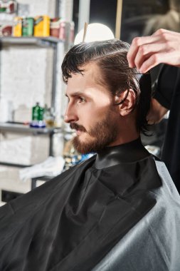 Yakışıklı esmer adam berber dükkanını ziyaret ediyor. Erkek güzelliği ve tarzı.