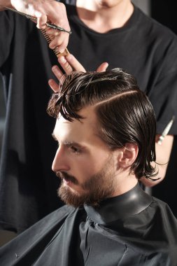 Yakışıklı genç adam berber dükkanını ziyaret ediyor..