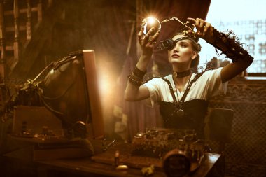Steampunk dünyası. Güzel steampunk kadın bilim kadını mucit Viktorya dönemi iç mimarisi ile laboratuarında çalışıyor.. 