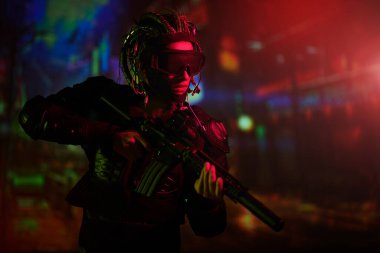 Sanal gerçeklik, geleceğin şehri. Bir teknoloji siber savaşçısı elinde silahla şehrin arka planına karşı savaşıyor..