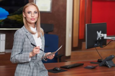 İş konsepti. Ofiste çalışan başarılı bir iş kadını. İşinde başarılı kadınlar..  