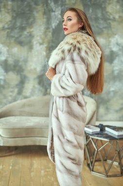 Şık kürklü, sarı saçlı, muhteşem bir genç kadının moda fotoğrafı. Kış modası. Lüks stil.