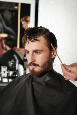 Koyu saçlı yakışıklı genç adam kuaföre gidiyor. Berber Dükkanı. 
