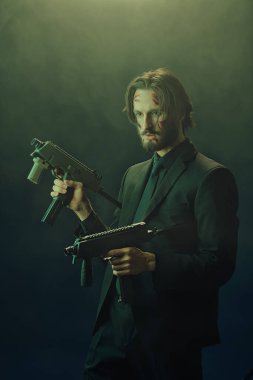 Siyah takım elbiseli cesur bir özel ajan. Elinde otomatik silahlar, sisli bir geçmişi var..