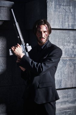 Bir gece şehrinde misyonerlik yaparken tüfekli yaralı bir özel ajan. Yeraltı Dünyası. 