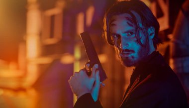 Gece vakti elinde silahla yaralı bir kahraman portresi.. 