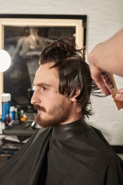 Koyu saçlı yakışıklı genç adam kuaföre gidiyor. Berber Dükkanı. 