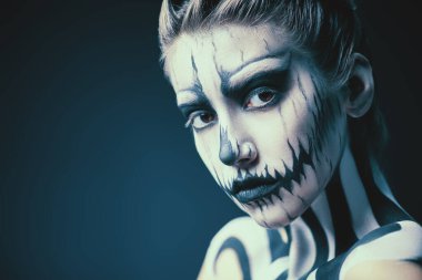 Cadılar Bayramı iskeleti makyajlı, koyu mavi arkaplan ve fotokopi alanı olan güzel bir genç kadının portresi. Balkabağı kraliçesi. Ölülerin Günü.