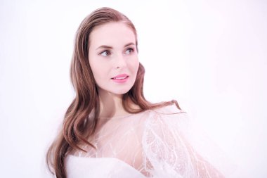 Düğün stili. Lüks beyaz elbiseli güzel bir gelinin portresi. Düğün makyajı ve saç stili.