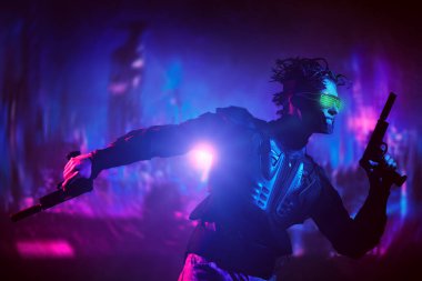 Cesur bir siber punk savaşçısı elinde silahlarla geleceğin gece şehrinin arka planına karşı savaşıyor. Oyun, sanal gerçeklik. Siber punk kavramı. 