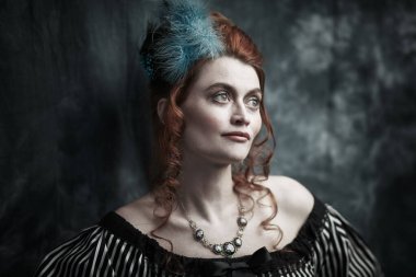 19. yüzyılda Victoria tarzı makyaj ve saç stili olan güzel kızıl saçlı bir kadının portresi. Eski arkaplan. 