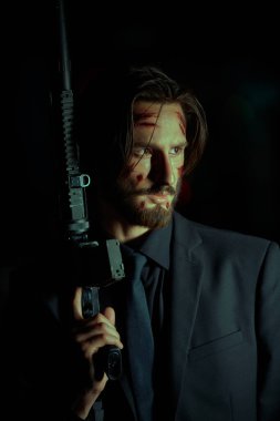 Büyük şehirdeki suç dünyasına. Siyah arka planda otomatik silahlı cesur bir adam özel ajan..