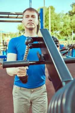 Aktif sağlıklı yaşam tarzı. Yakışıklı kaslı adam spor salonunda antrenman yapıyor.. 