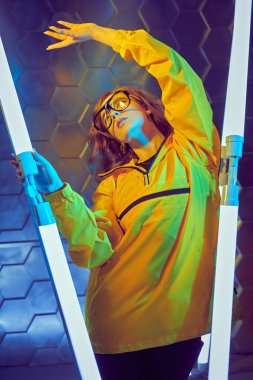 Parlak genç dansçı kız neon ışıkta dans ediyor. Modern danslar. Yüksek teknoloji tarzı.. 