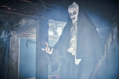 Cadılar Bayramı. Terk edilmiş kilisede elini ileri uzatan lanetli bir rahibenin portresi. Dehşet.