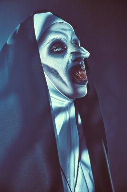 Kanlı dişleri olan korkunç bir rahibenin portresi. Cadılar Bayramı ve Dehşet.