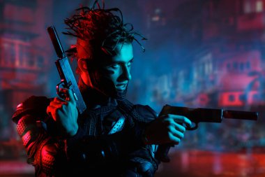 Cesur bir siber punk savaşçısı elinde silahlarla geleceğin gece şehrinin arka planına karşı savaşıyor. Oyun, sanal gerçeklik. Siber punk kavramı. 