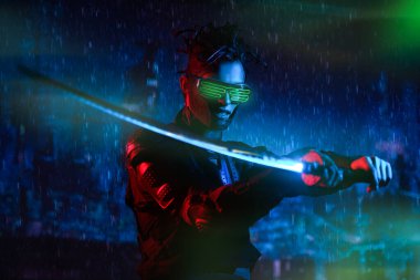 Cesur bir siber punk savaşçısı elinde kılıçla geleceğin yağmurlu şehrinin arka planına karşı savaşıyor. Oyun, sanal gerçeklik.