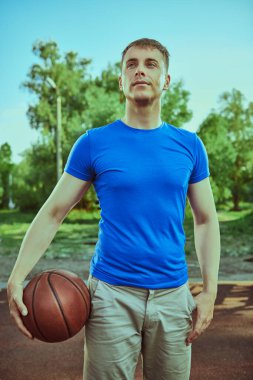 Sokak basketbolcusu dışarıda basketbol oynuyor. Basketbol oyunu. 