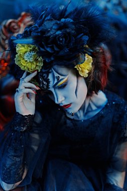 Calavera Catrina 'nın yakın portresi. Kafatası şekeri makyajlı genç bir kadın. Dia de los muertos. Ölüler Günü. Cadılar Bayramı.